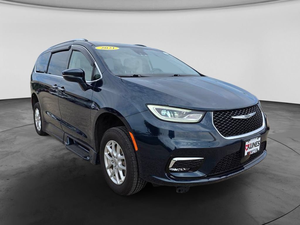 Used 2021 Chrysler Pacifica Touring-L w/ Uconnect Theater Family Group FWD image 2