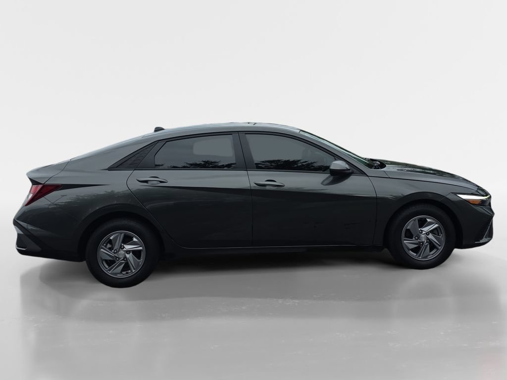 Used 2024 Hyundai Elantra SE FWD image 3