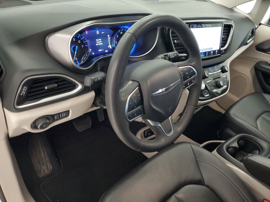Used 2024 Chrysler Pacifica Touring-L image 8