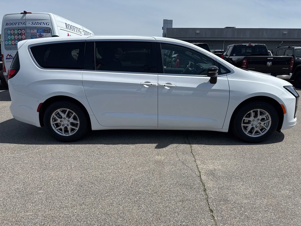 New 2027 Chrysler Pacifica Select FWD image 6