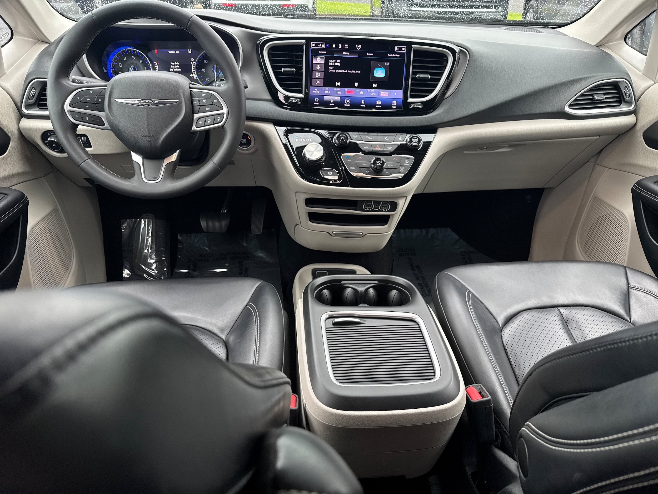 Used 2023 Chrysler Pacifica Touring-L FWD image 15