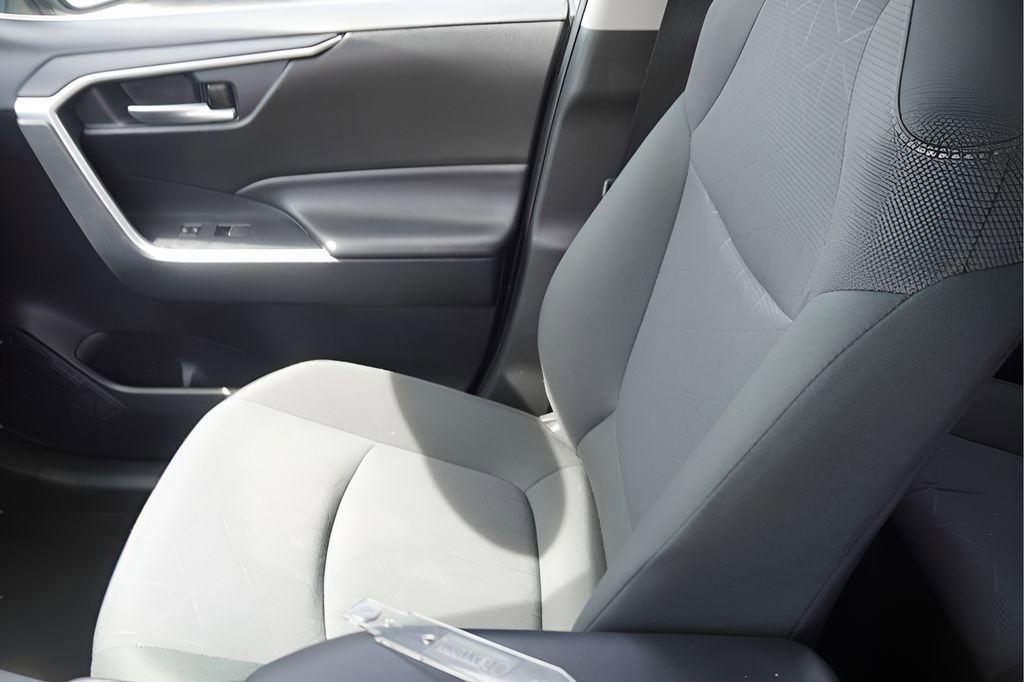 Used 2025 Toyota RAV4 XLE image 30