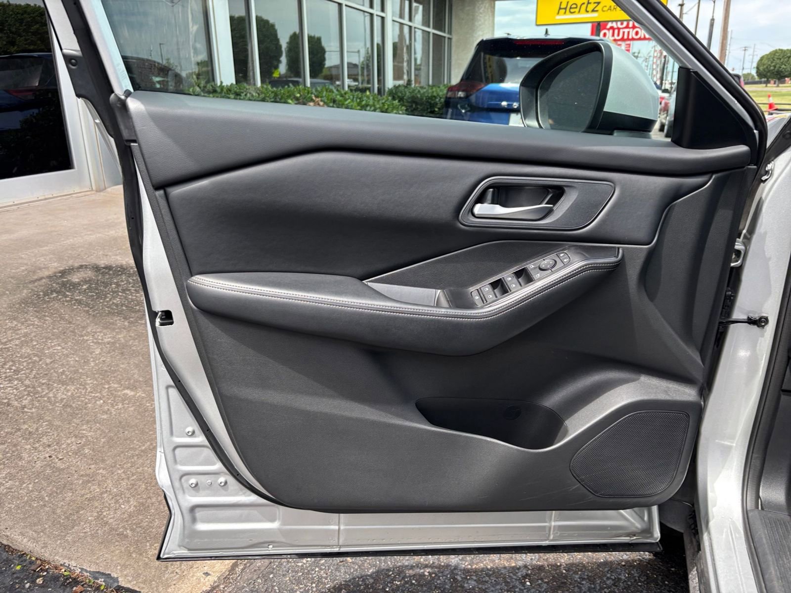 Used 2025 Nissan Rogue SV FWD image 18