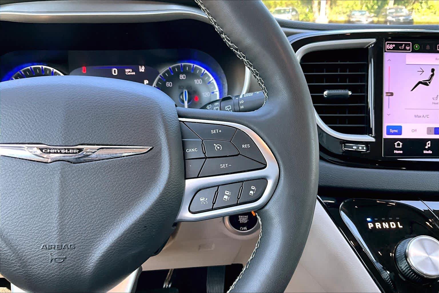 Used 2023 Chrysler Pacifica Touring-L FWD image 23