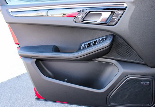 Certified 2025 Porsche Macan image 13