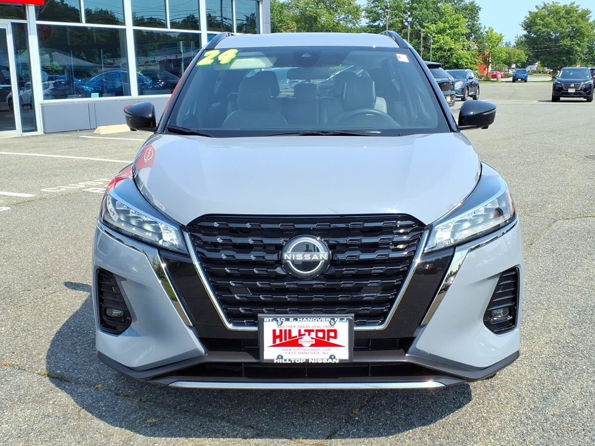 Used 2024 Nissan Kicks SR w/ SR Premium Package FWD image 2