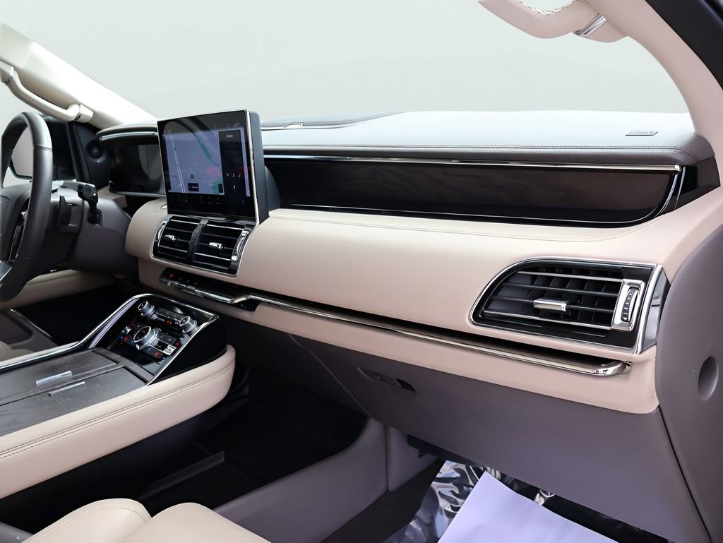 Used 2024 Lincoln Navigator Premiere image 10