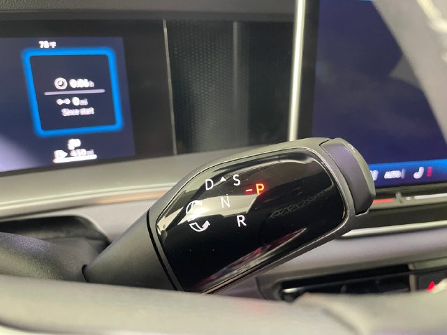 Used 2025 Volkswagen Tiguan SE FWD image 12