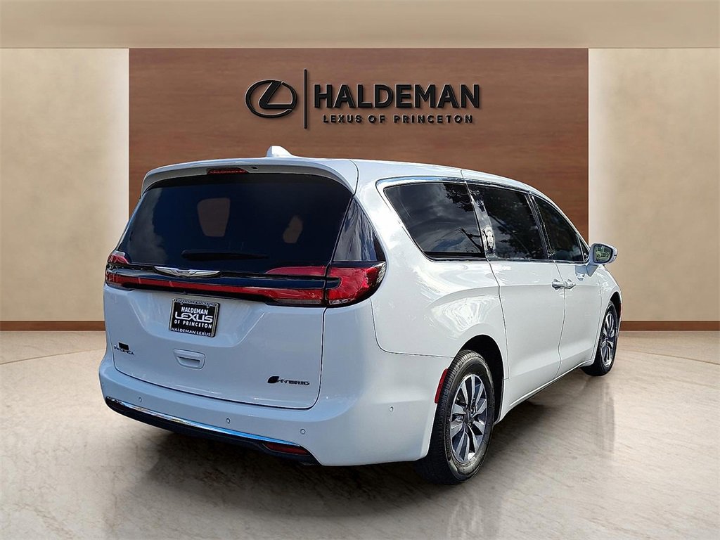 Used 2022 Chrysler Pacifica Touring-L w/ Uconnect Theater Family Group image 5