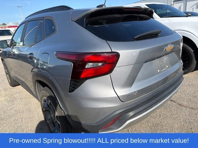 Used 2024 Chevrolet Trax LT w/ Sunroof Package FWD image 5