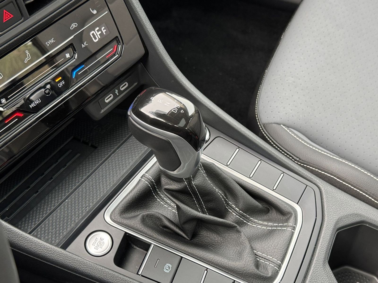 Used 2025 Volkswagen Jetta SE image 38