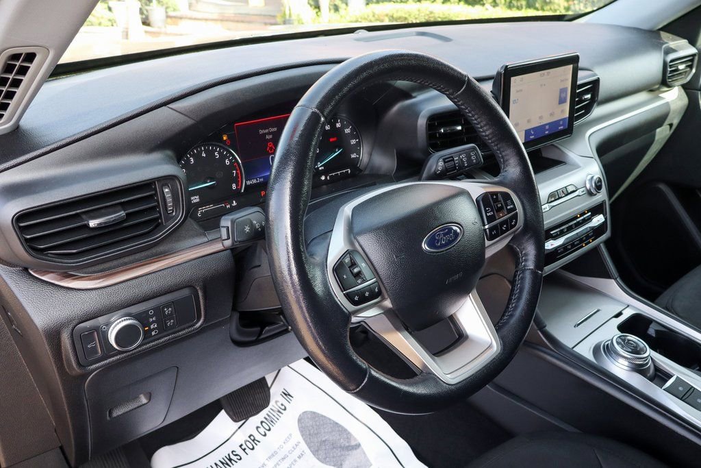 Used 2022 Ford Explorer XLT image 18