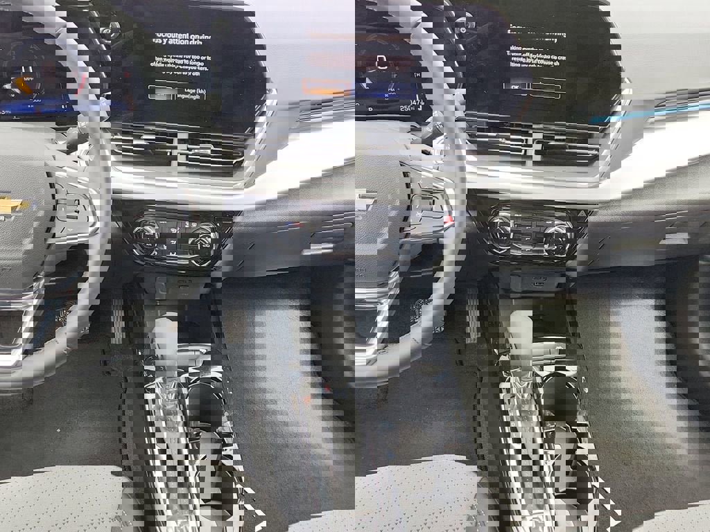 Used 2025 Chevrolet Trax LT w/ LT Convenience Package image 11