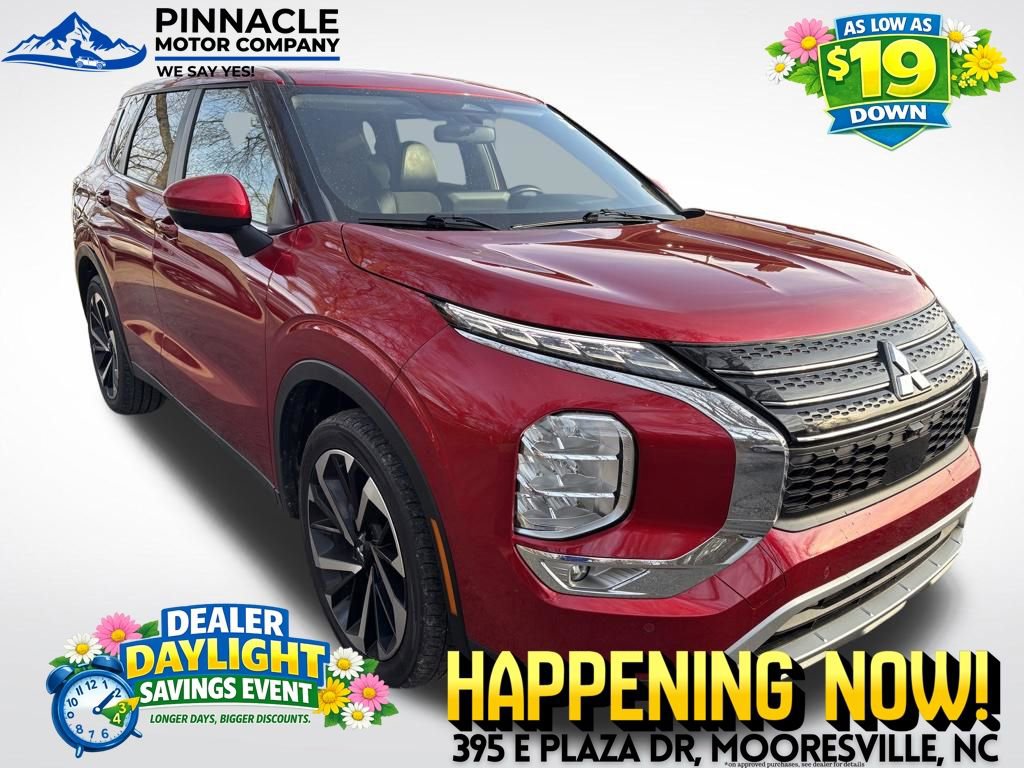 Used 2024 Mitsubishi Outlander SE image 1