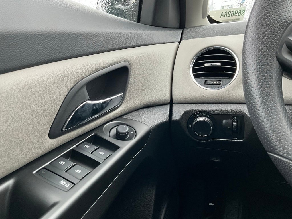 Used 2013 Chevrolet Cruze LS image 22