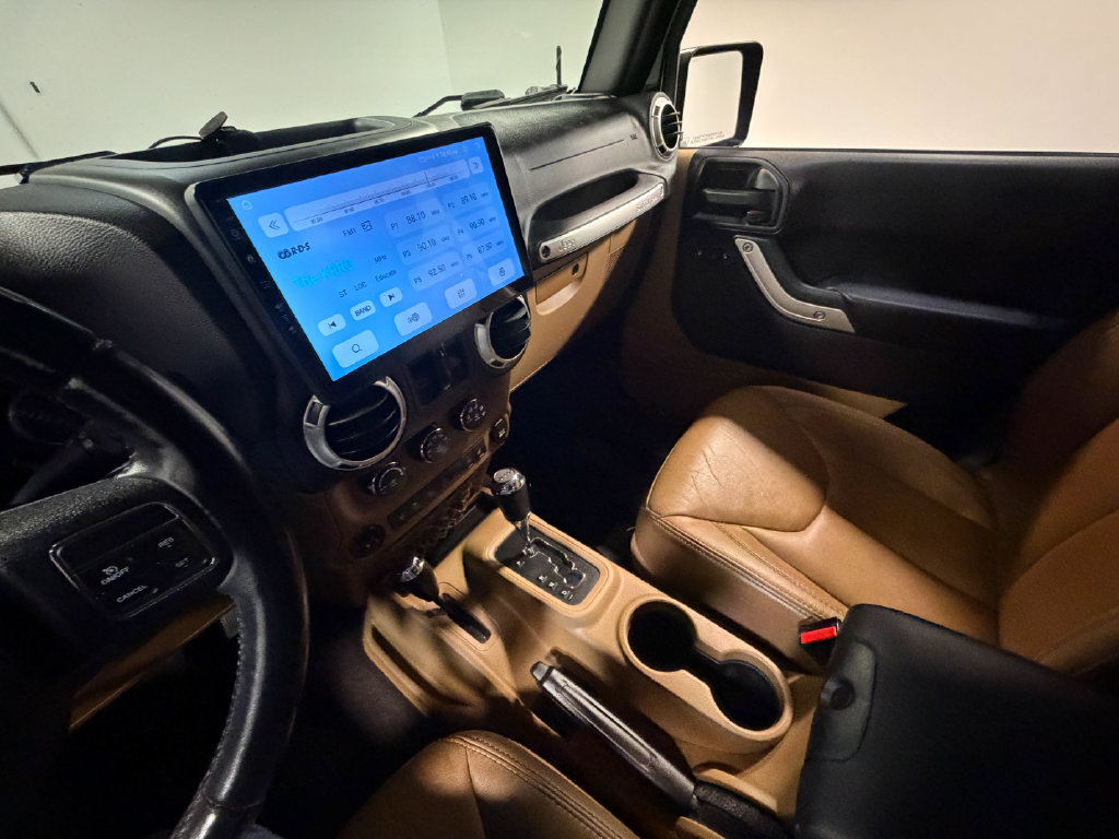 Used 2015 Jeep Wrangler Unlimited Sahara w/ Connectivity Group AWD/4WD image 82