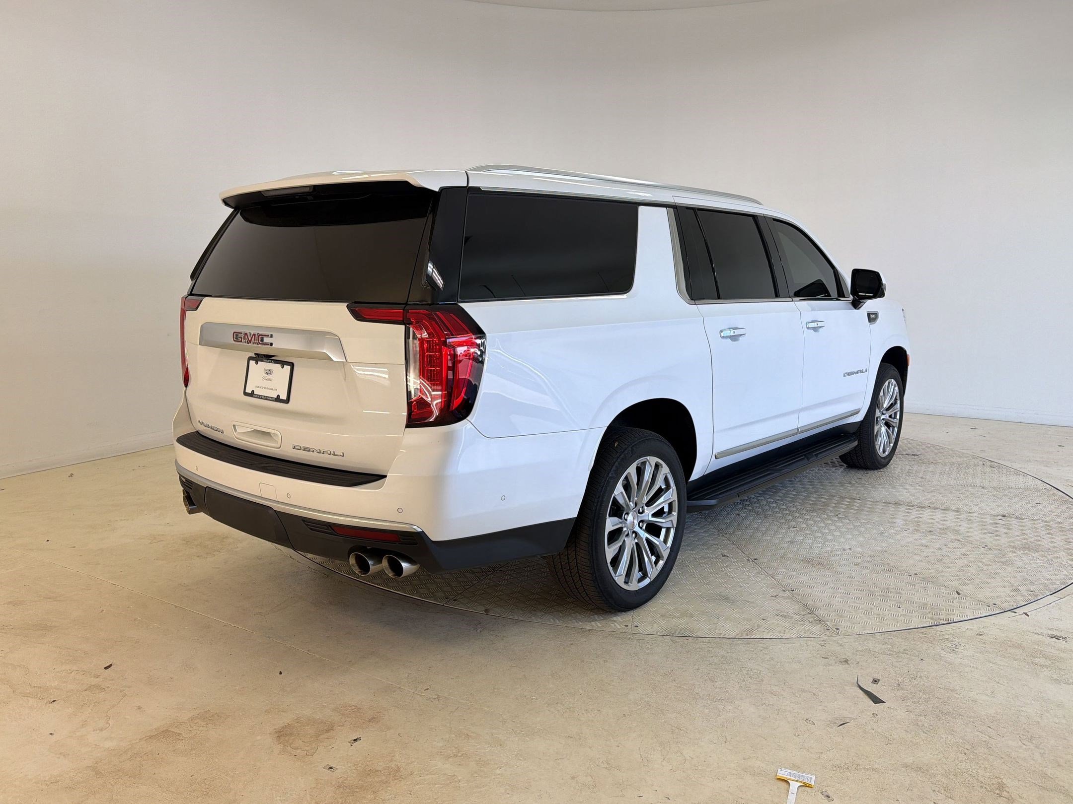 Used 2024 GMC Yukon XL Denali w/ Advanced Technology Package image 9