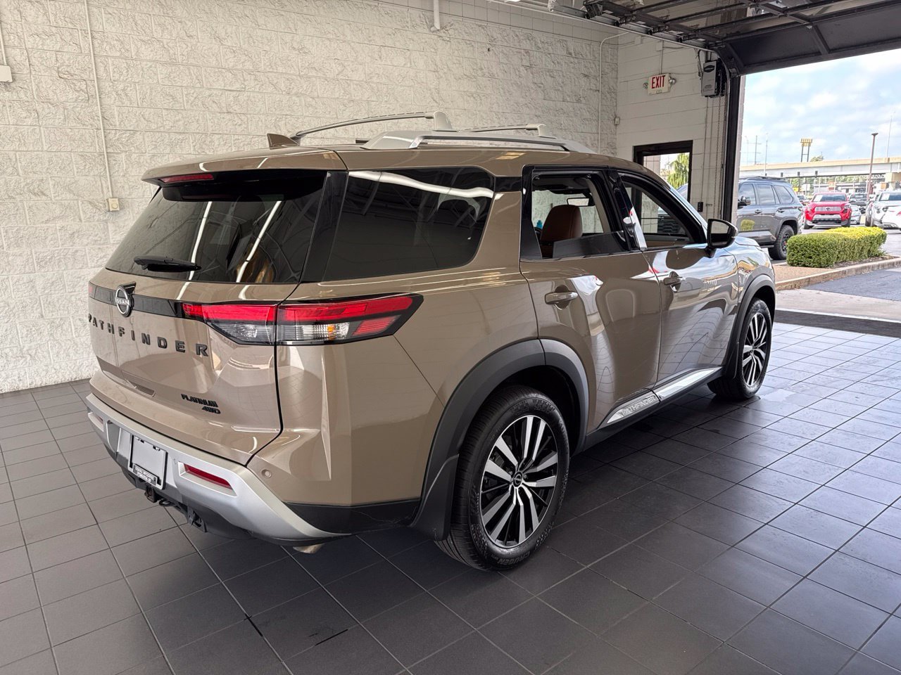 Used 2025 Nissan Pathfinder Platinum AWD/4WD image 8