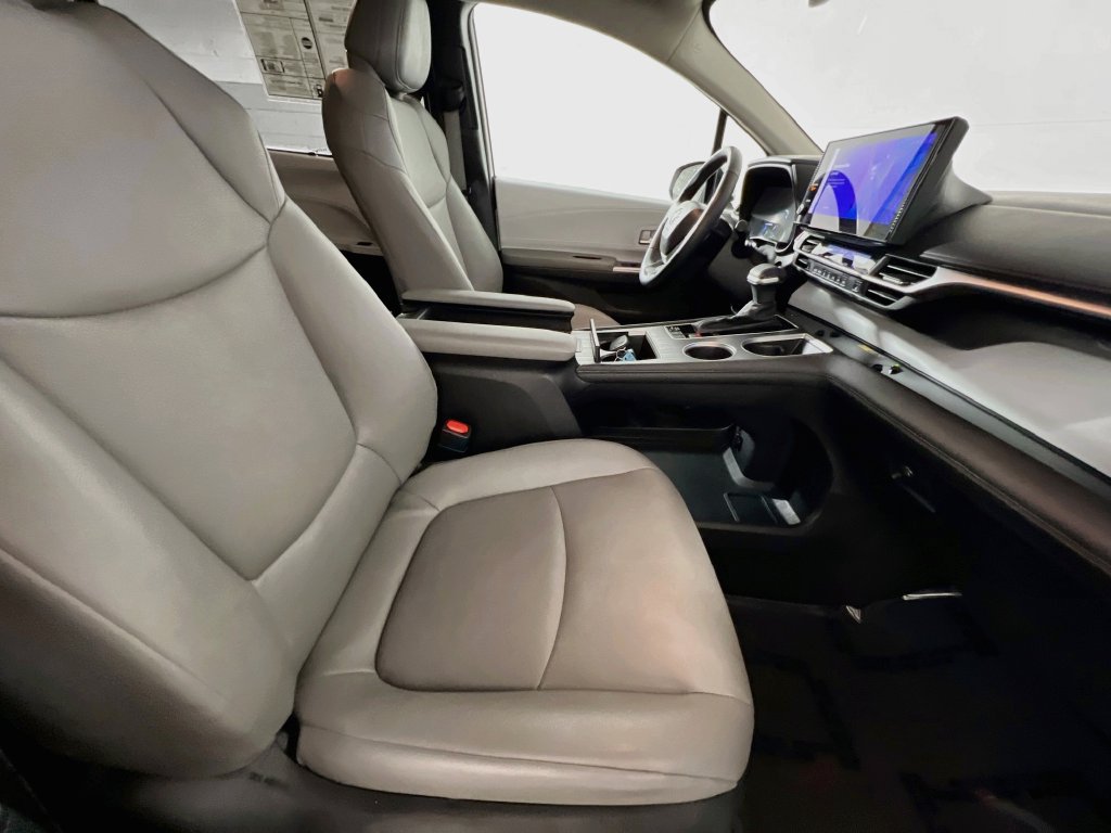 Used 2025 Toyota Sienna XLE FWD image 28