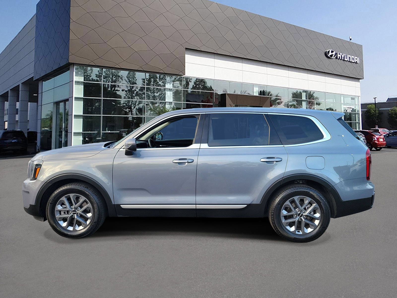 Used 2025 Kia Telluride LX FWD image 3