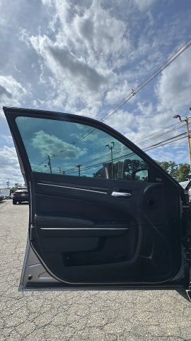Used 2018 Chrysler 300 S w/ 300S Premium Group RWD image 9