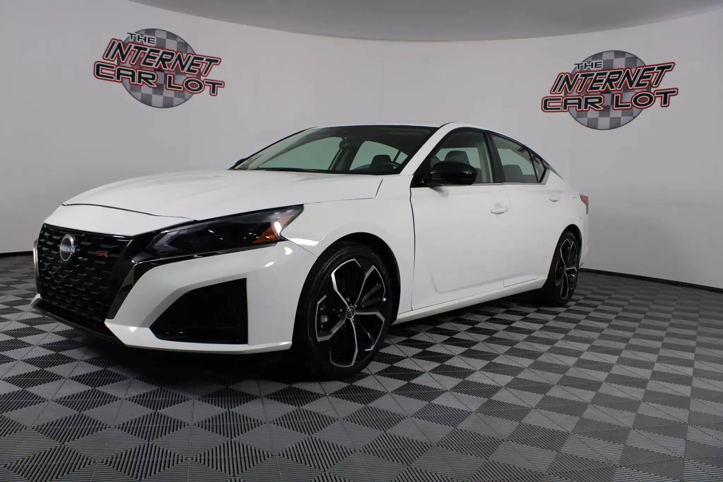 Used 2024 Nissan Altima 2.5 SR FWD image 3