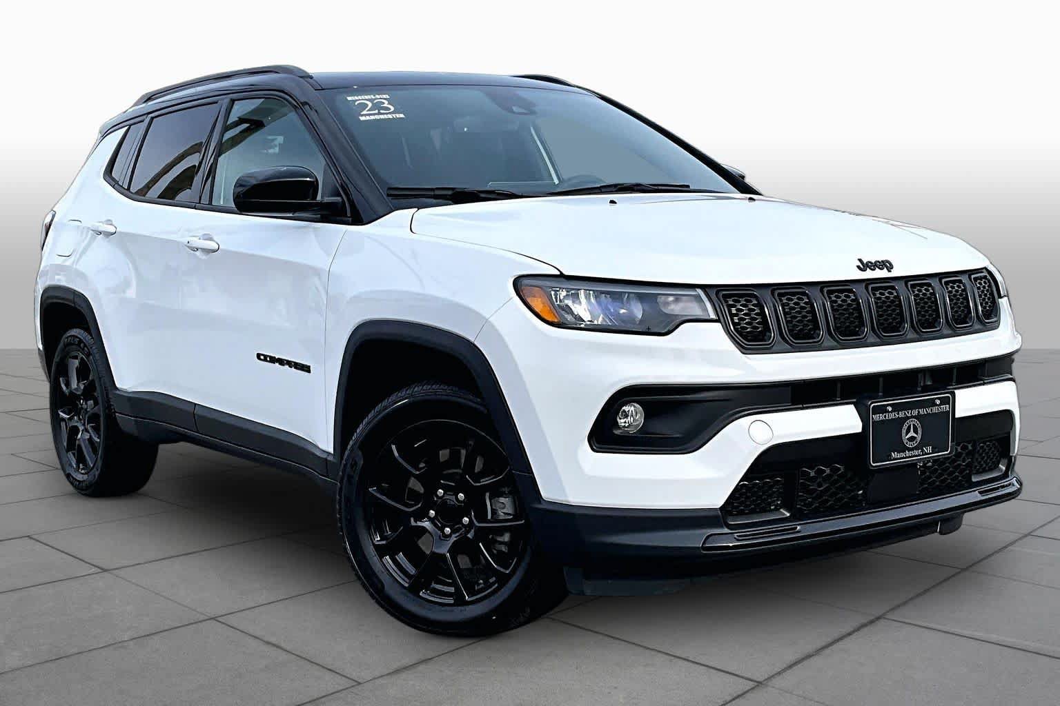 Used 2023 Jeep Compass Latitude w/ Sun and Sound Group AWD/4WD image 2