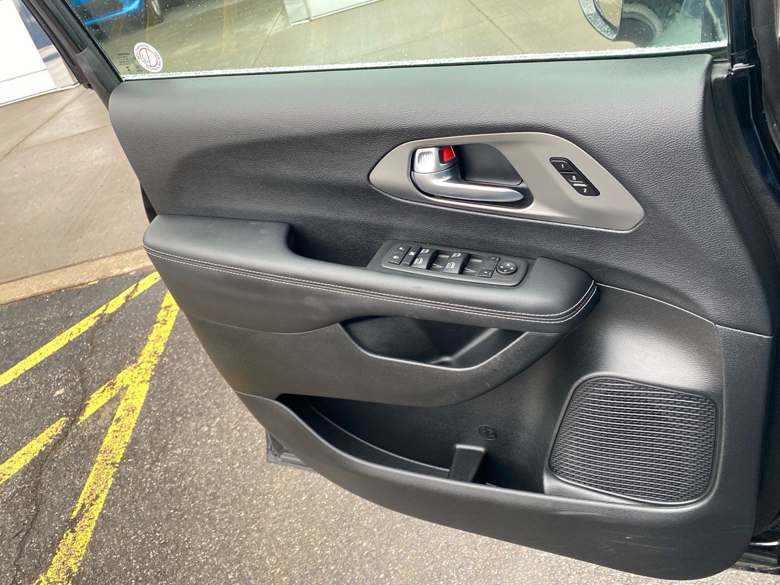 Used 2025 Chrysler Pacifica Select image 20