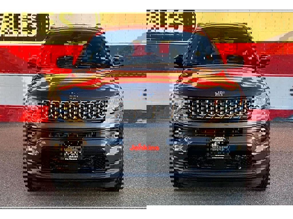 Used 2024 Jeep Compass Latitude image 3