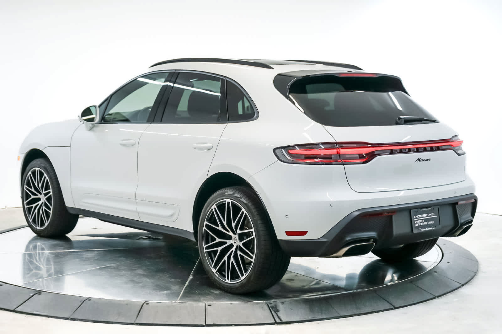 Certified 2026 Porsche Macan AWD/4WD image 3