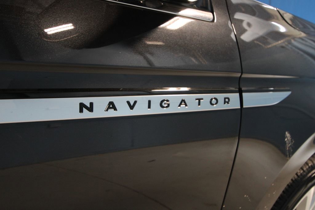 Used 2025 Lincoln Navigator Reserve image 39