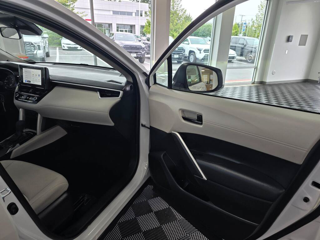 Used 2024 Toyota Corolla Cross L AWD/4WD image 40