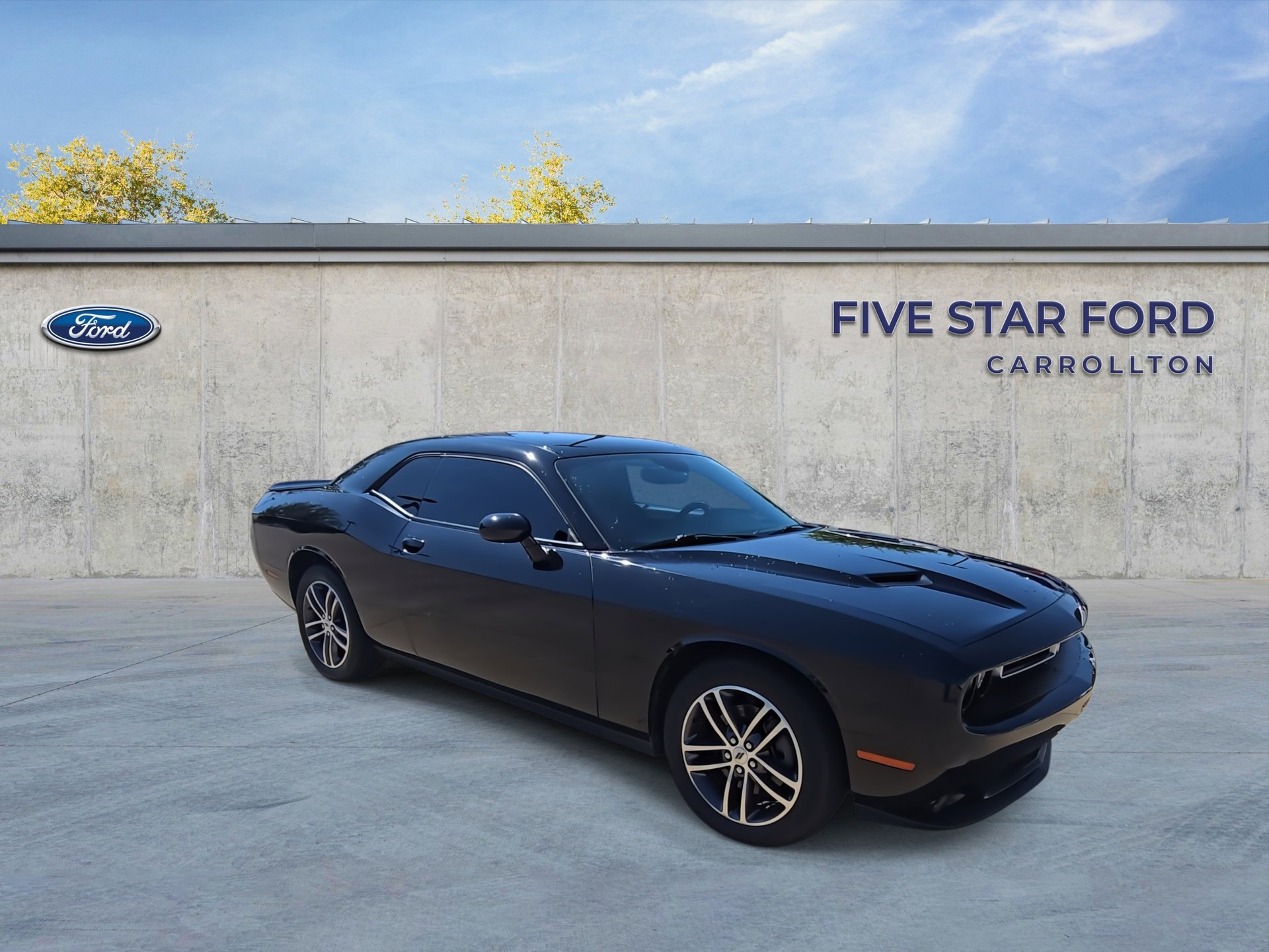 Used 2019 Dodge Challenger SXT image 2