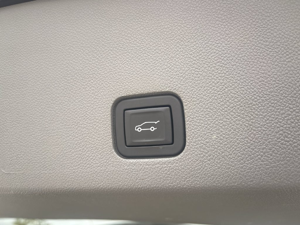 Used 2025 Cadillac XT6 Premium Luxury w/ LPO, Floor Liner Package AWD/4WD image 5