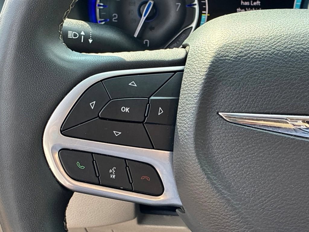Used 2024 Chrysler Pacifica Touring-L FWD image 26