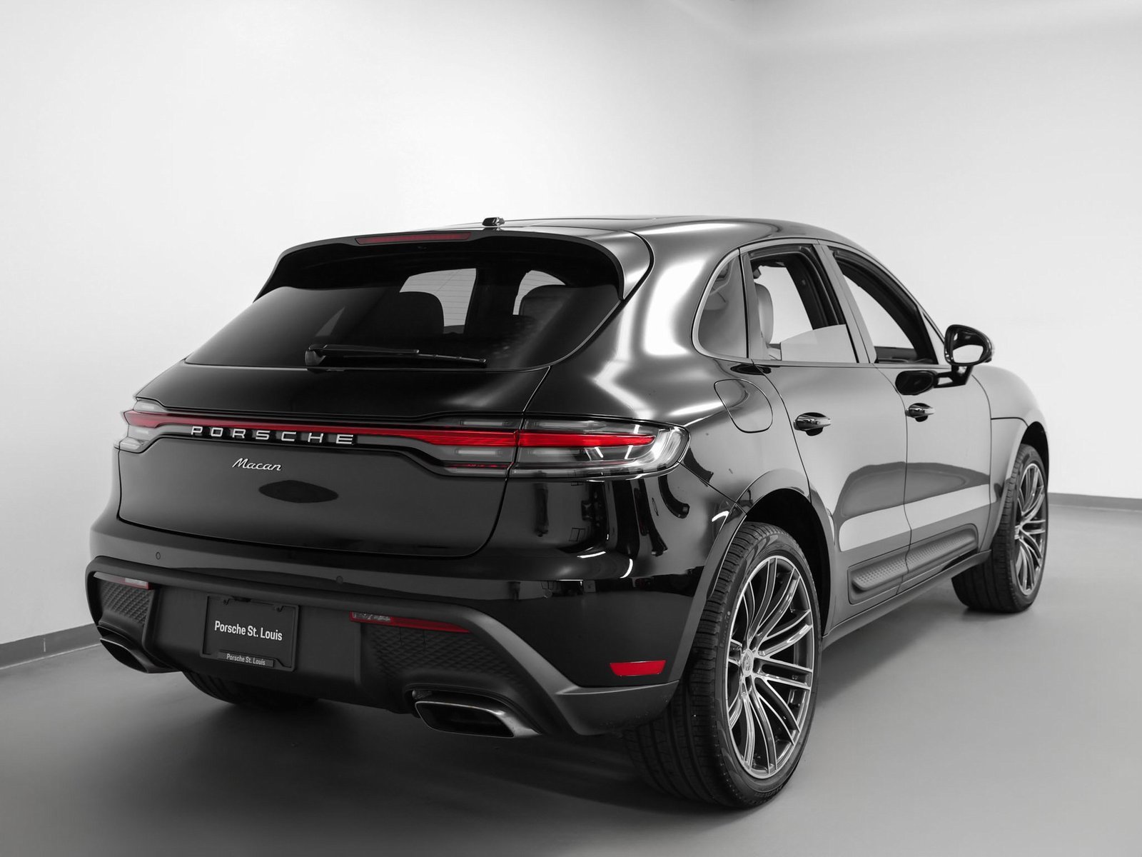 Used 2025 Porsche Macan image 12