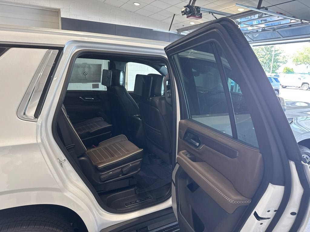 New 2026 GMC Yukon Denali Ultimate w/ LPO, Floor Liner Package AWD/4WD image 15