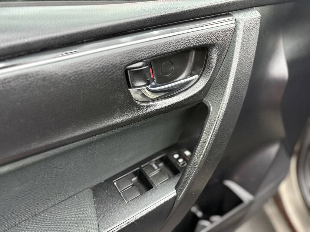 Used 2017 Toyota Corolla LE FWD image 8