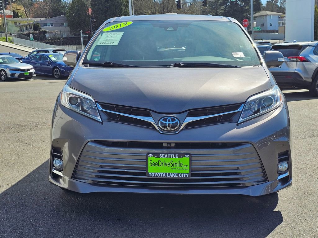 Used 2019 Toyota Sienna Limited Premium image 2