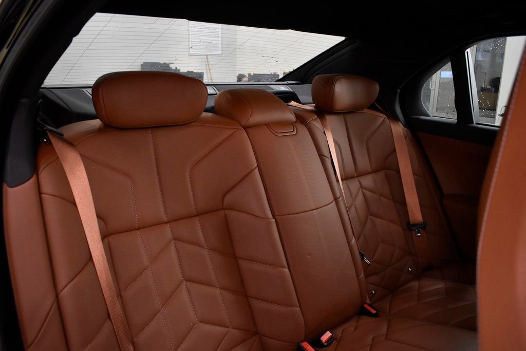 Used 2025 BMW 760i xDrive image 43