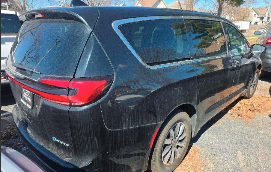 Used 2022 Chrysler Pacifica Touring-L FWD image 3