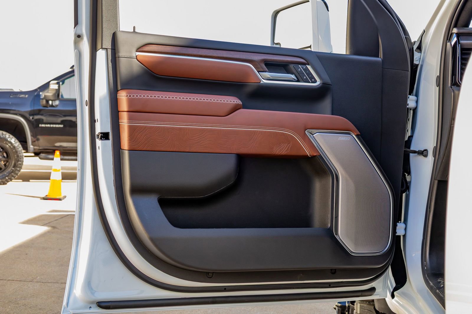 Used 2026 GMC Sierra 3500 Denali Ultimate w/ LPO, Black Badging Package image 35