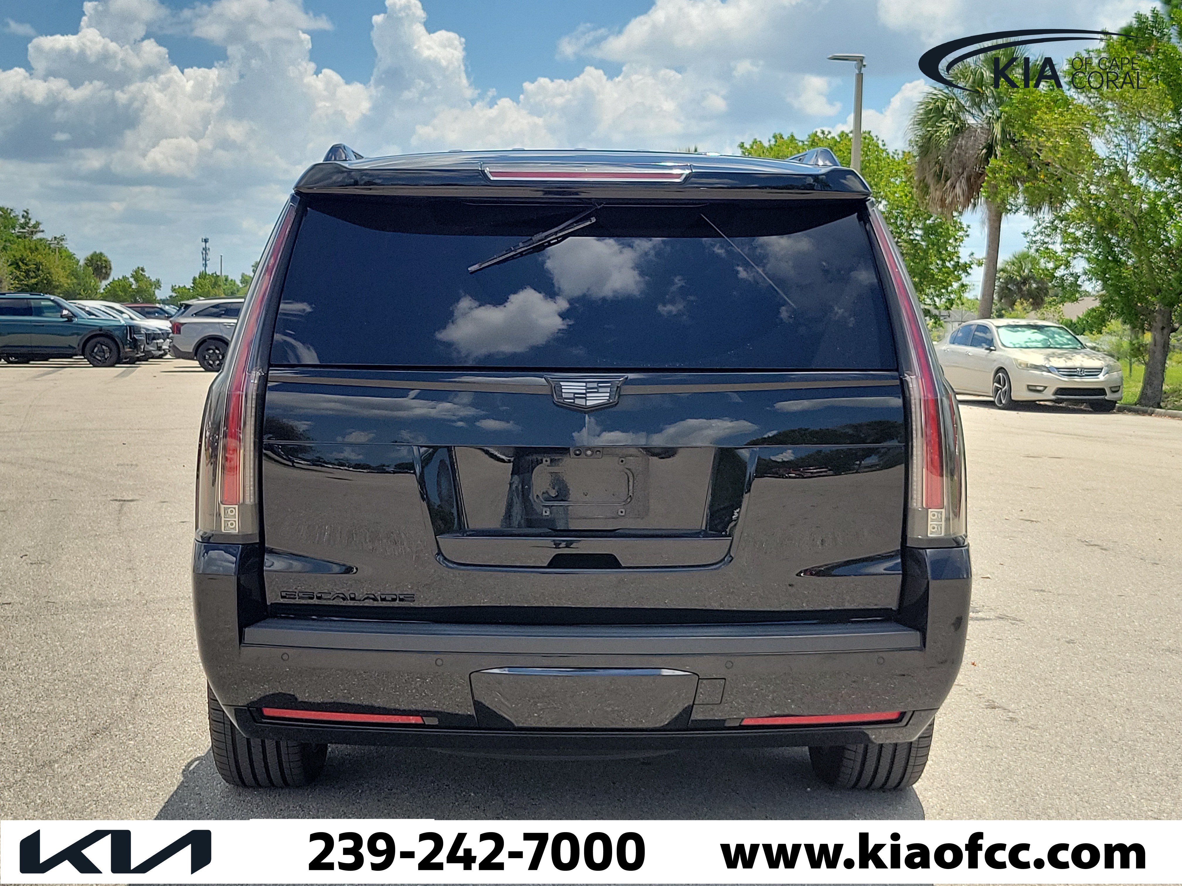 Used 2017 Cadillac Escalade Premium Luxury AWD/4WD image 5