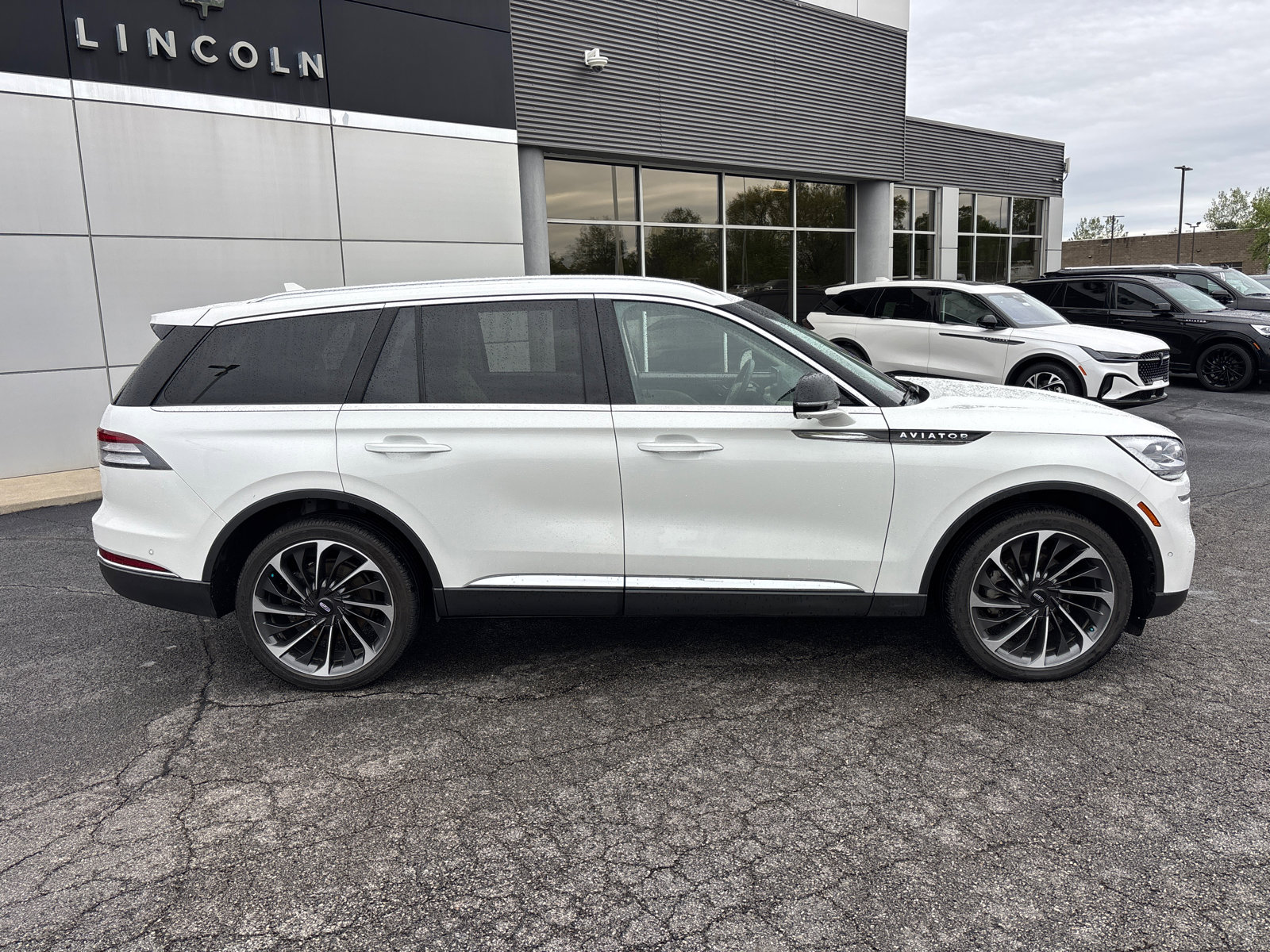 Certified 2024 Lincoln Aviator Reserve w/ Equipment Group 201A AWD/4WD image 8