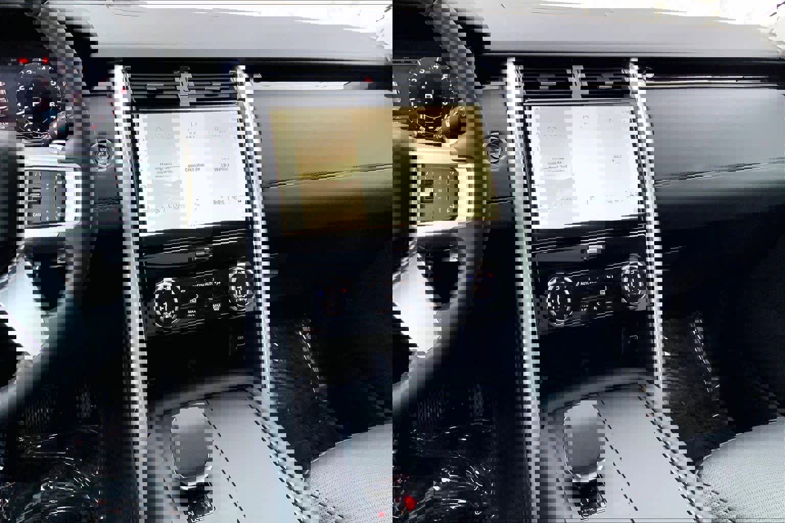 Used 2024 Land Rover Discovery S image 7