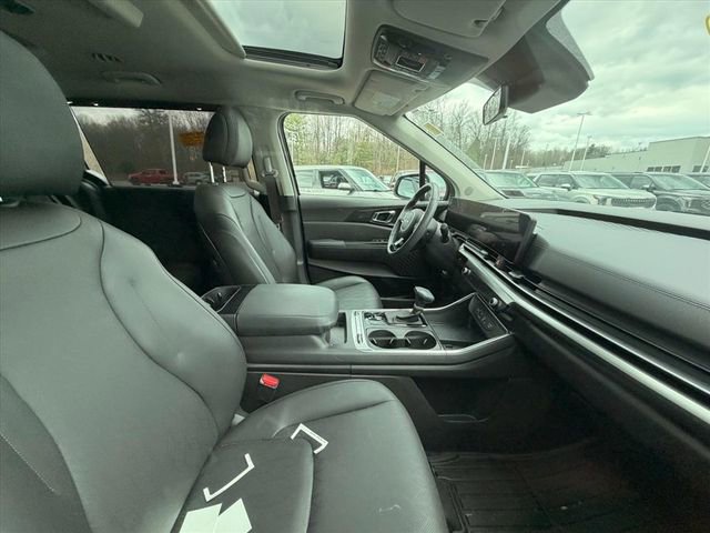 Used 2025 Kia Carnival SX w/ SX Dark Edition Package image 15