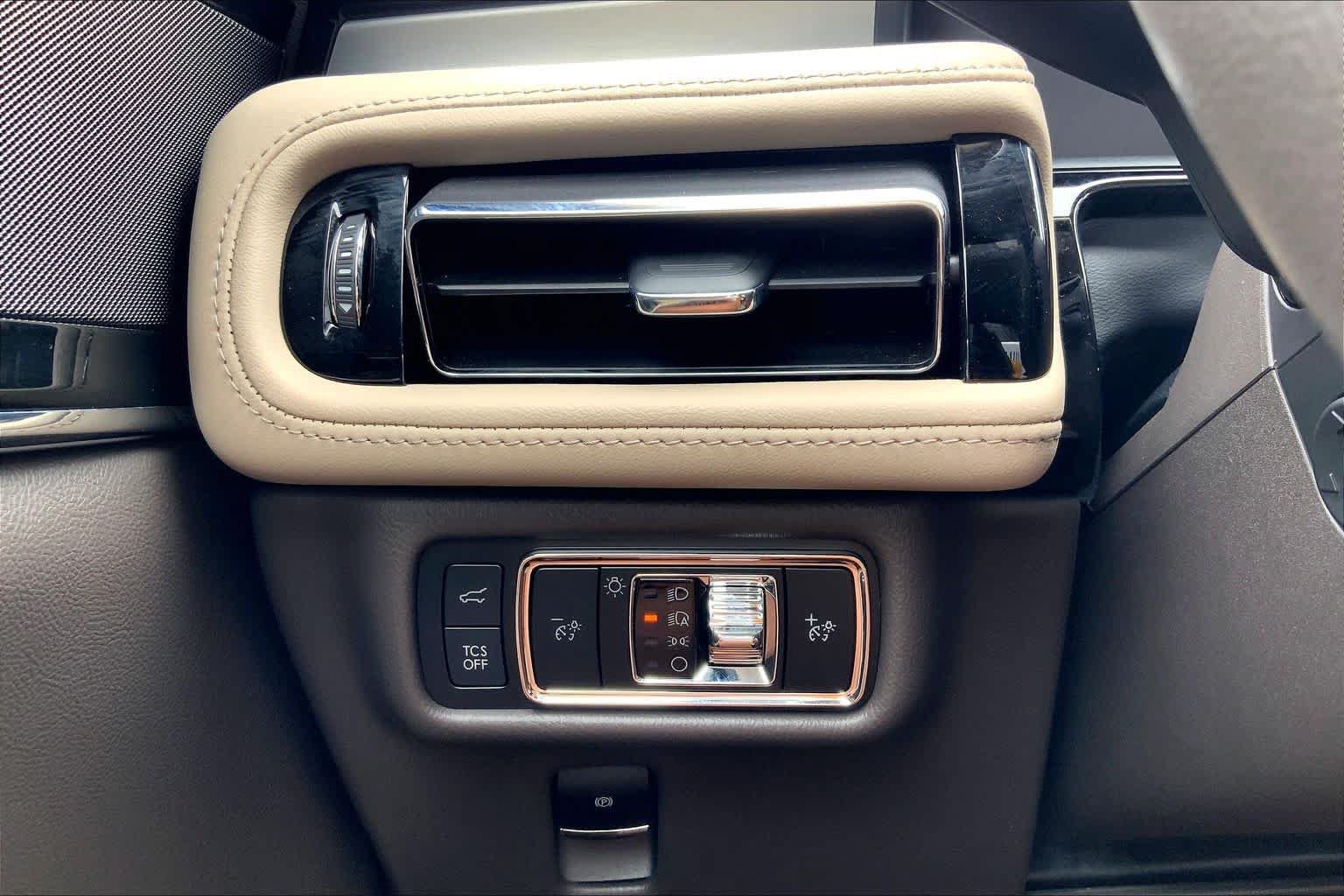 Used 2023 Lincoln Nautilus FWD w/ Premium Package image 32