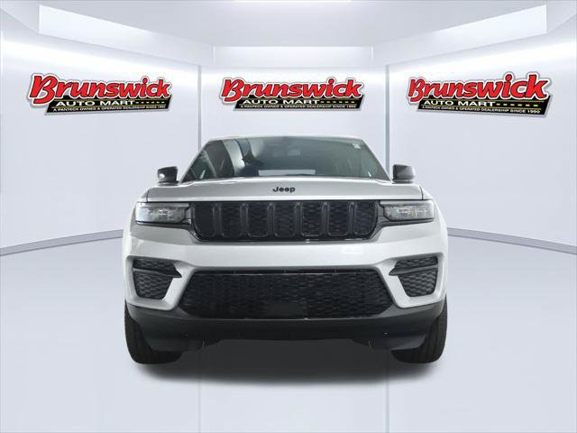 Certified 2024 Jeep Grand Cherokee Altitude AWD/4WD image 5