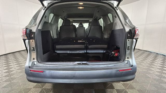 Used 2021 Toyota Sienna XLE FWD image 28