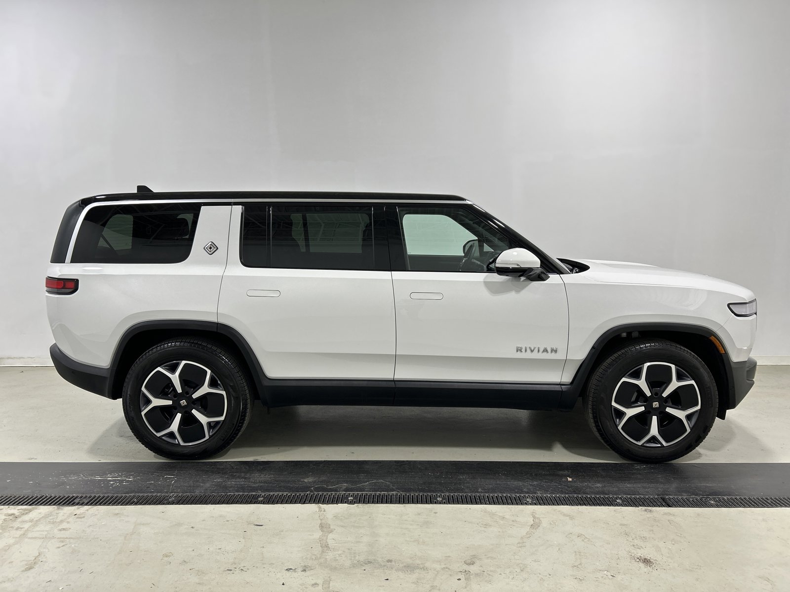 Used 2024 Rivian R1S Adventure image 6